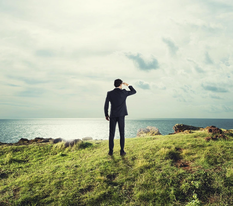 hombre con traje mirando al horizonte